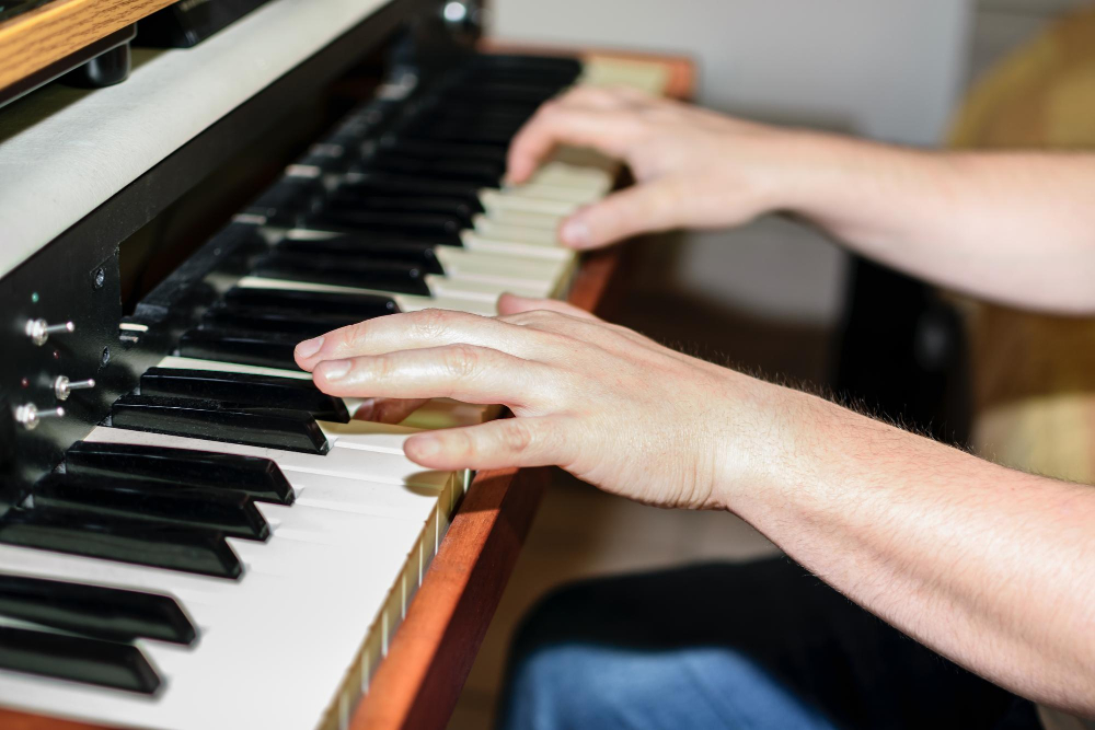 Un piano acoustique produit du son par un mécanisme physique