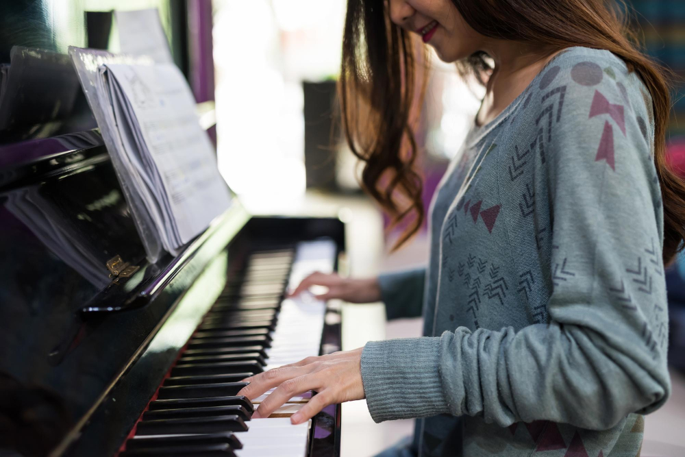 Un piano droit acoustique d'occasion en bon état