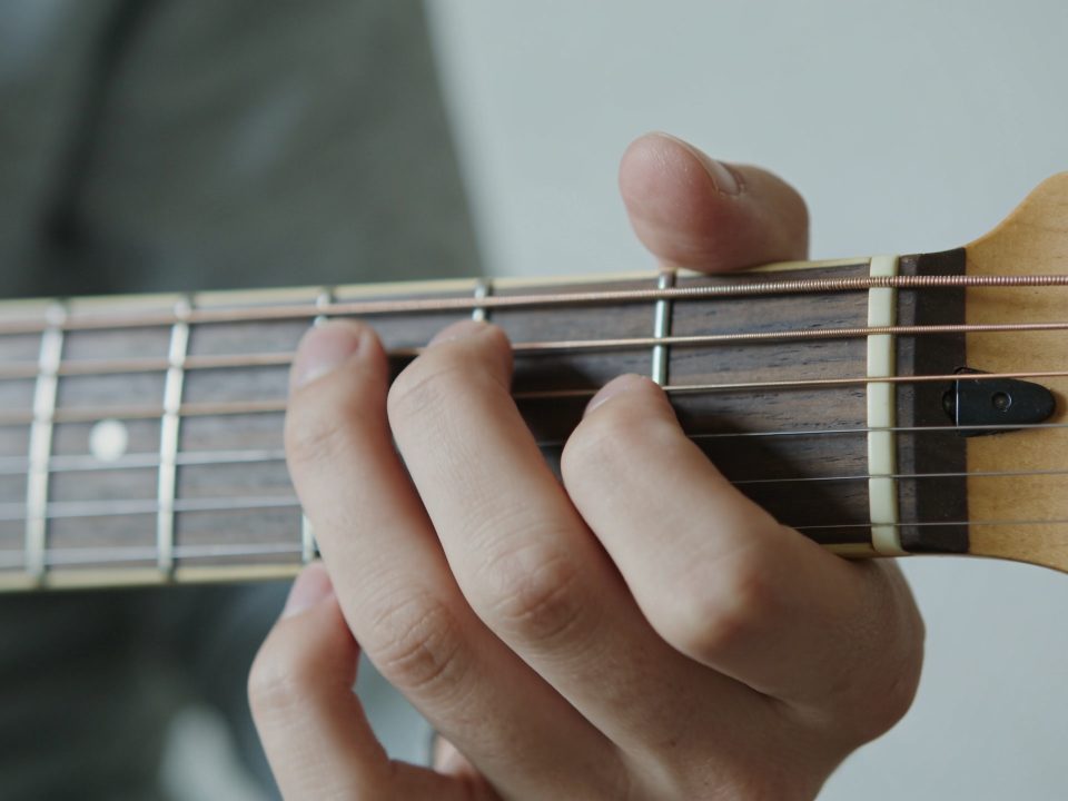 gros plan mains jouant pentatonique sur guitare électrique