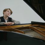 jeune musicien assis ecoute intervals au piano