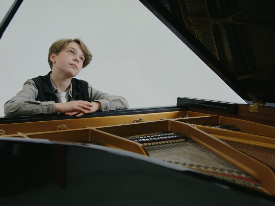 jeune musicien assis ecoute intervals au piano