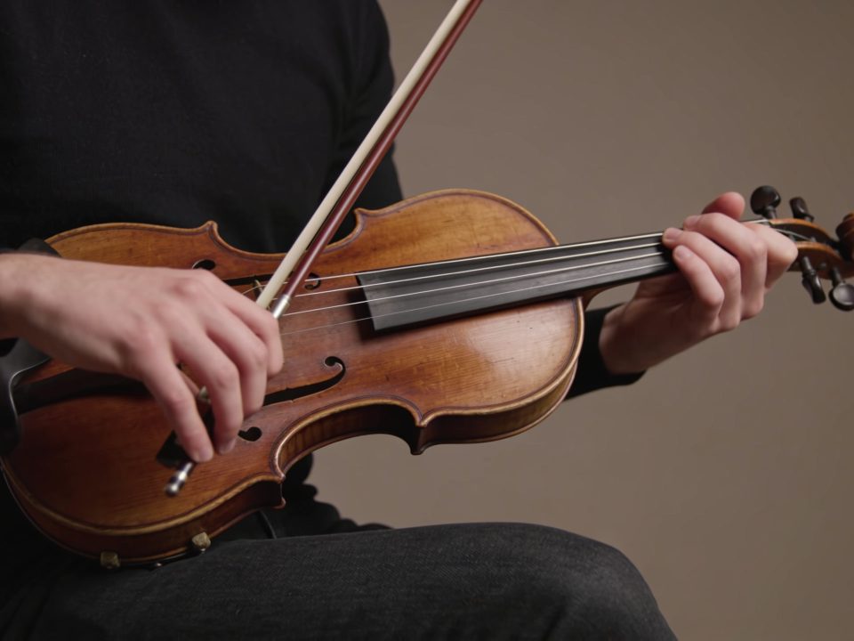 musicien assis jouant d un violon en bois