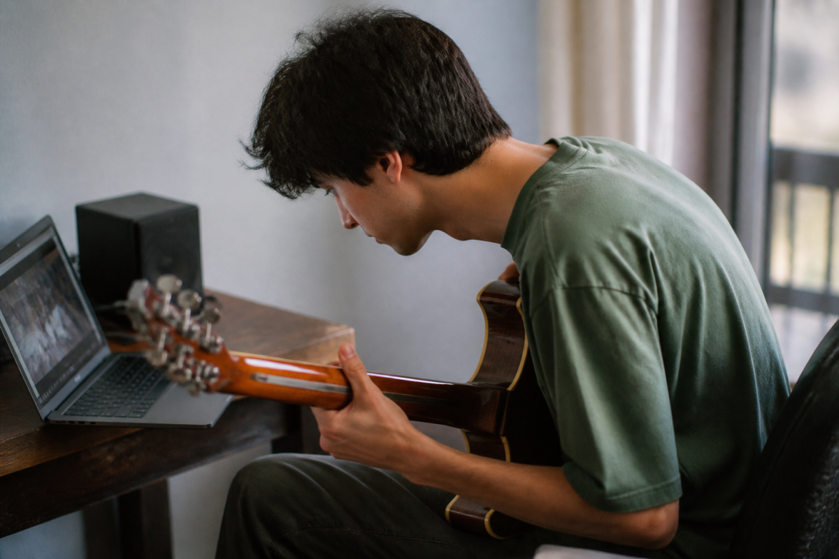 Musicien seul face ecran, instrument en main, posture incorrecte