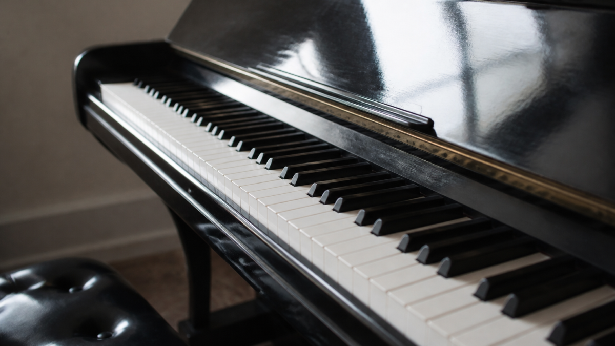Clavier de piano noir avec touches blanches et noires alignees