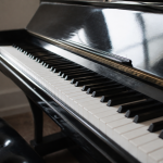 Clavier de piano noir avec touches blanches et noires alignees