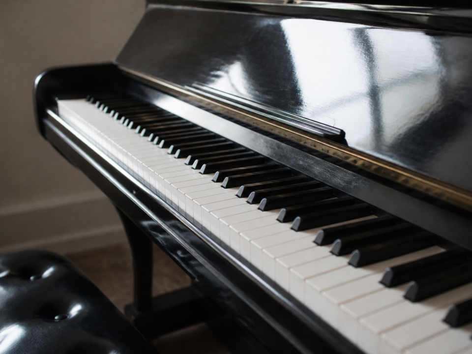 Clavier de piano noir avec touches blanches et noires alignees