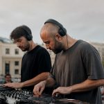 Musiciens derriere platines avec casques sur les oreilles