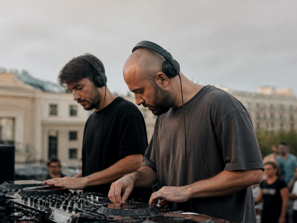 Musiciens derriere platines avec casques sur les oreilles