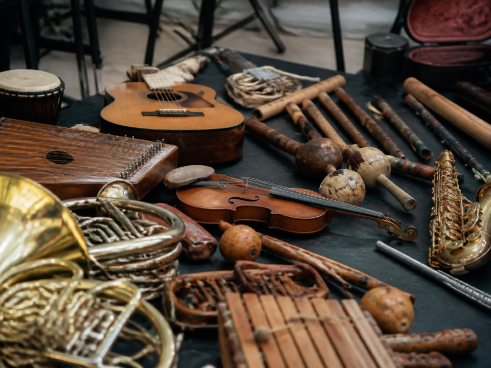 Collection diverse instruments cordes bois cuivres percussions disposes surface