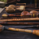 Instruments traditionnels disposes horizontalement sur surface sombre