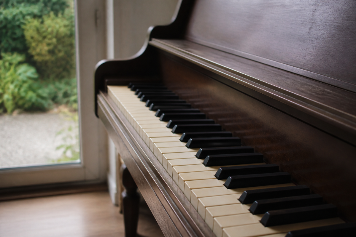 Partition piano avec touches blanches et noires visibles