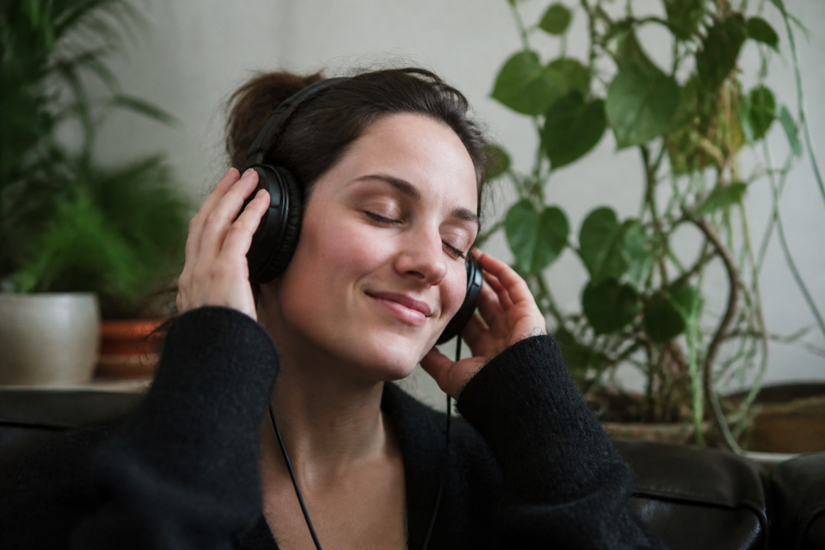Personne écoutant musique casque, expression émotionnelle visible