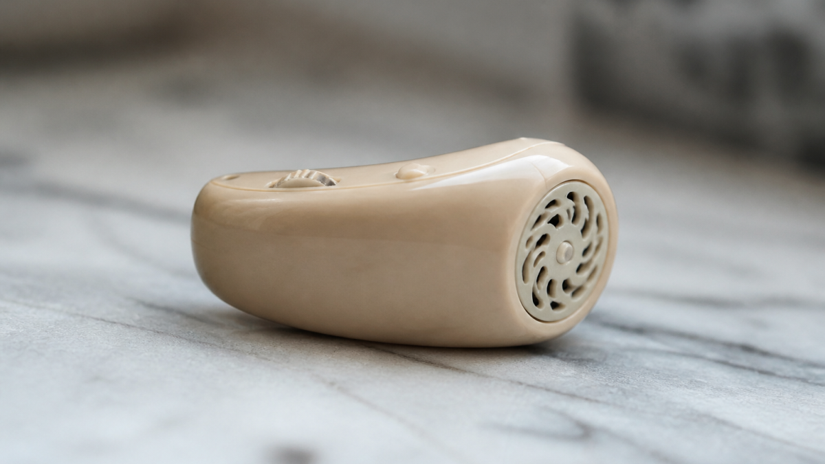 Petit amplificateur acoustique beige posé sur surface plane