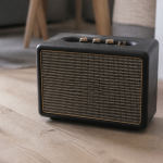 Petit amplificateur Marshall noir posé sur surface plane.