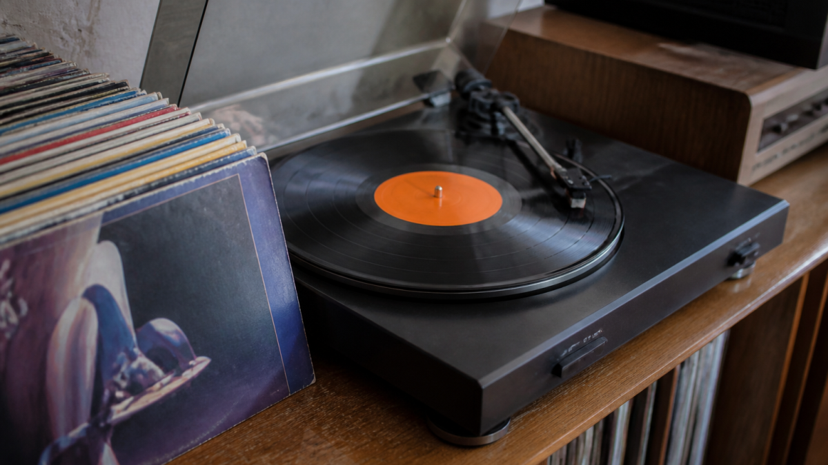 Platine vinyle tournante avec pochettes albums colorees des annees 80