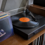 Platine vinyle tournante avec pochettes albums colorees des annees 80