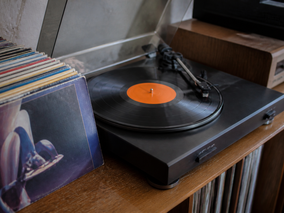 Platine vinyle tournante avec pochettes albums colorees des annees 80