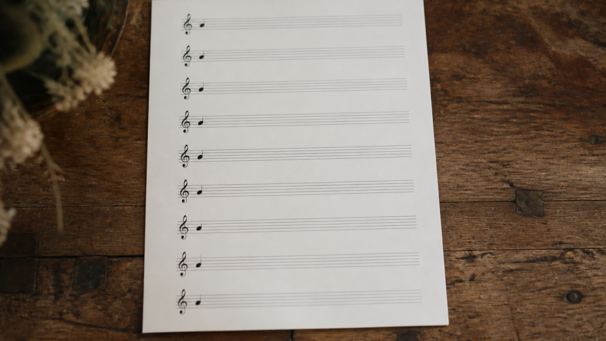 Feuille blanche avec portees musicales et notes noires alignees verticalement