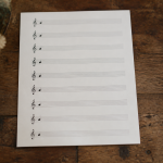 Feuille blanche avec portees musicales et notes noires alignees verticalement