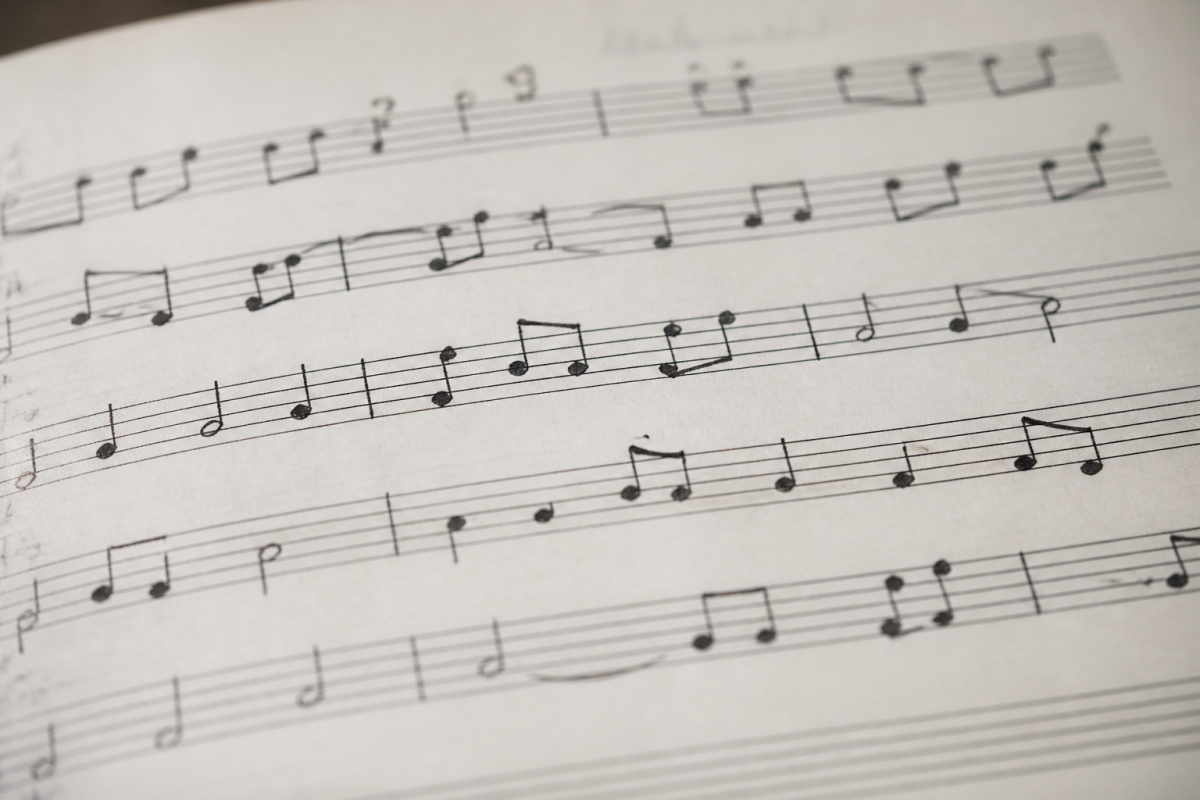 Portee musicale avec notes gravees sur lignes et interlignes