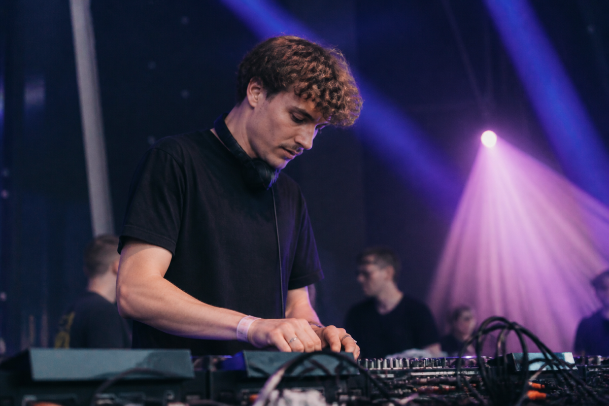 Producteur electronique francais au decks avec lumieres colorees