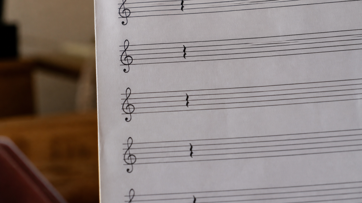 Partition musicale affichant symboles silence alignes verticalement page