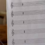 Partition musicale affichant symboles silence alignes verticalement page