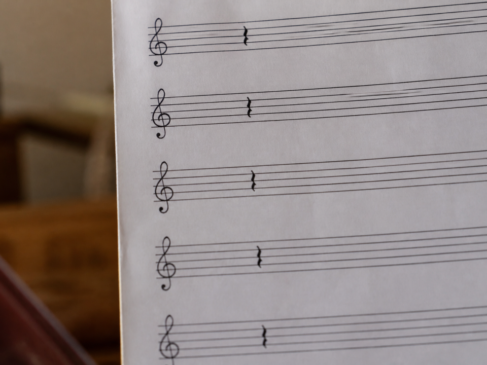 Partition musicale affichant symboles silence alignes verticalement page