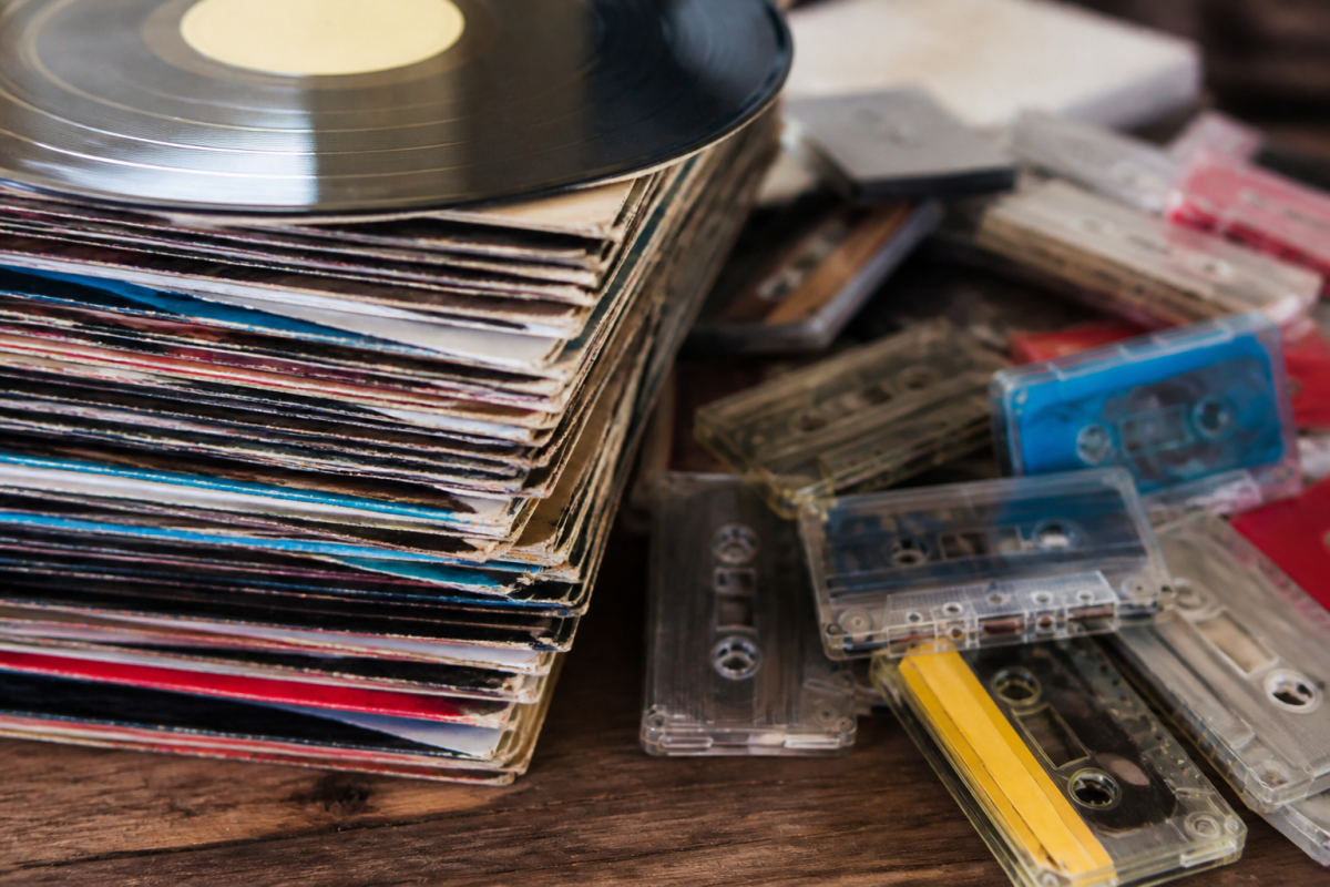 Vinyles et cassettes colorees des annees 80 et 90