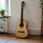 Guitare acoustique classique bois clair posée verticalement